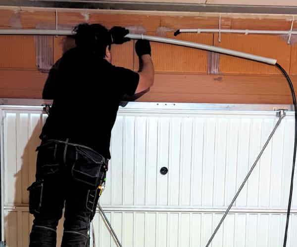 Technicien MN Système & Solutions réalisant une installation électrique à Juvignac