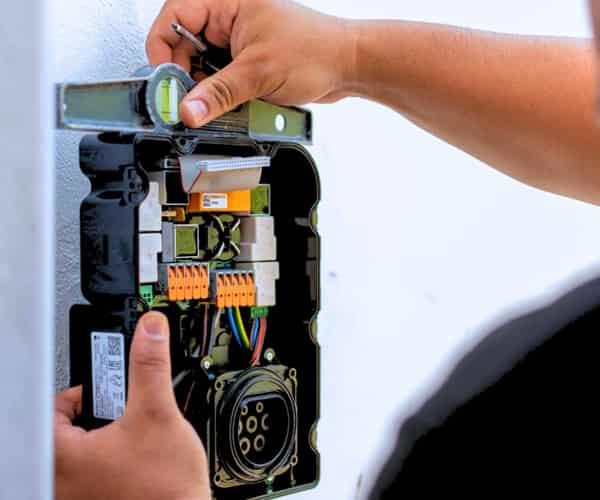 Électricien MN Système & Solutions échangeant avec un client à Pérols